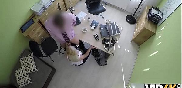  VIP4K. Blondes Fraulein hat Sex fur Bargeld mit hubschen Kredit-Agent